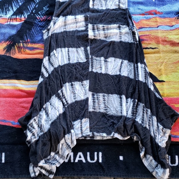 Sleeveless top, symetrically hangs at your side - Picture 4 of 5